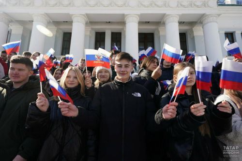 ТР Раисӗ Рустам Минниханов Крым Республикинче пурăнакансене историлле кунпа саламланă