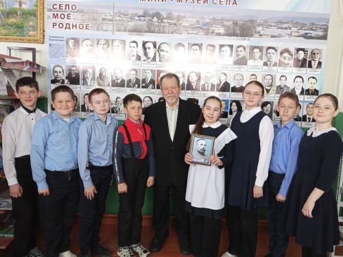 Пӑва районӗнчи Пӳркел ялӗнчи библиотекăра пуш уйӑхӗн 18-мӗшӗнче Иван Юркин çыравçӑн çуралнӑ кунне паллӑ турӗç