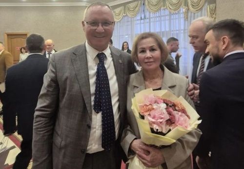 Ӗçтеше Светлана Колесниковăна «Тутарстан Республикин пичет тата массăллă коммуникацисен тава тивӗçлӗ ӗçченӗ» хисеплӗ ят пачӗç!