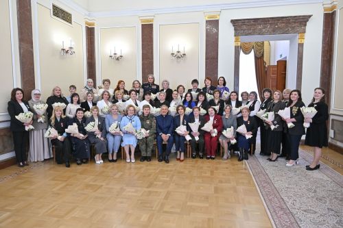 Рустам Минниханов мартăн 8-мӗшӗ умӗн пултаруллă хӗрарăмсене патшалăх наградисемпе чысларӗ