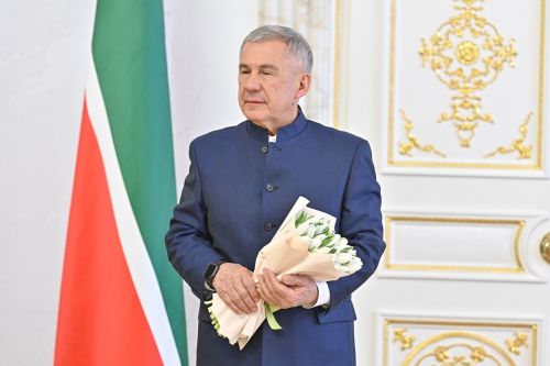 Тутарстан Республикин Раисӗ Р.Н. Минниханов  Пӗтӗм тӗнчери хӗрарăмсен кунӗпе саламлани