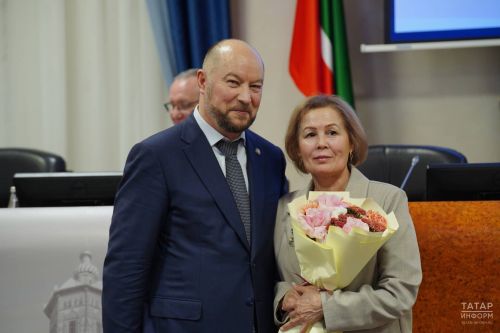 Ӗçтеше Светлана Колесниковăна «Тутарстан Республикин пичет тата массăллă коммуникацисен тава тивӗçлӗ ӗçченӗ» хисеплӗ ят пачӗç!