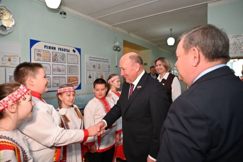 Марат Ахметов кӳршӗ районсене Нурлатăн чăваш тата тутар чӗлхисене вӗрентес опытне тӗпчеме сӗннӗ