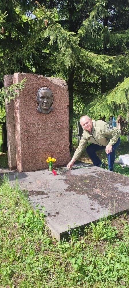 Шупашкарти çыравçăсем Николай Шелепин вилтăприйӗ çине чечек хунă