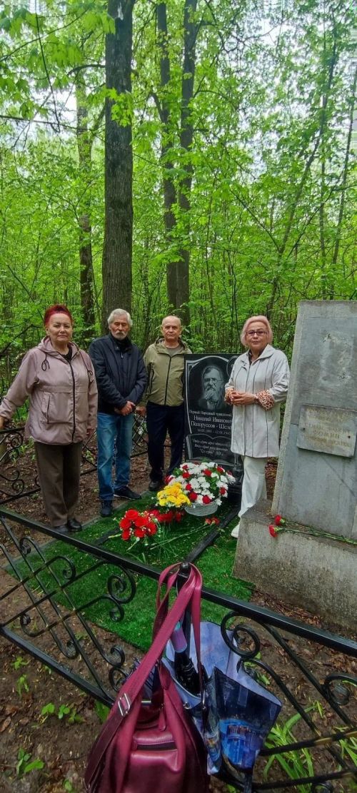 Шупашкарти çыравçăсем Николай Шелепин вилтăприйӗ çине чечек хунă