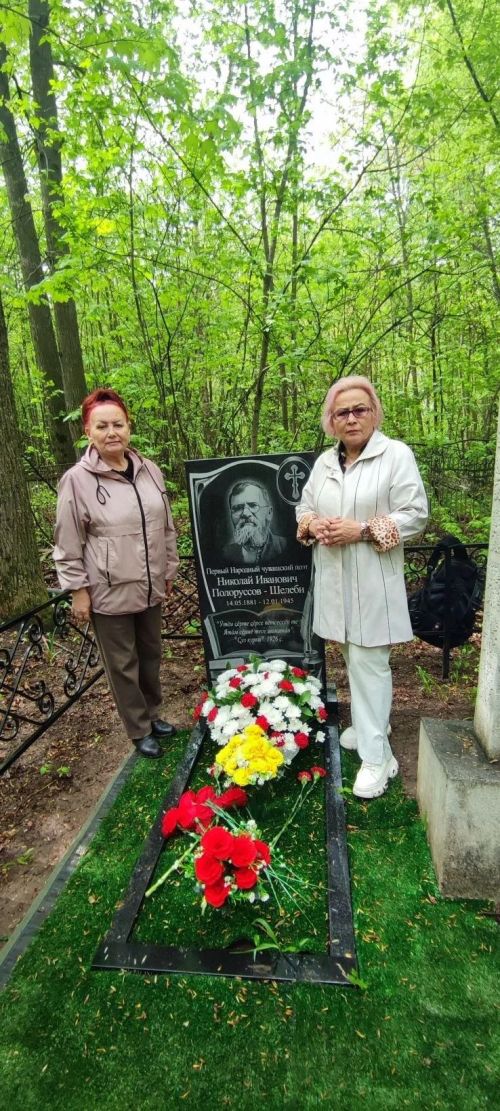 Шупашкарти çыравçăсем Николай Шелепин вилтăприйӗ çине чечек хунă