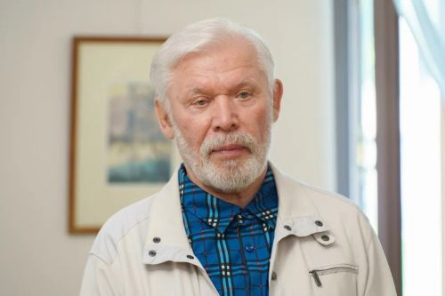 Паян пирӗн çывăх тусăмăрăн, тутар халăх поэчӗн Ренат Харисăн çуралнă кун