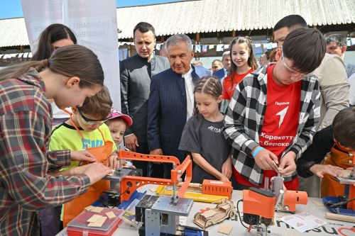Рустам Минниханов Пӗтӗм тӗнчери ачасене хӳтӗлемелли кунпа саламларӗ