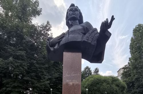 Возложили цветы к памятнику Михаила Сеспеля