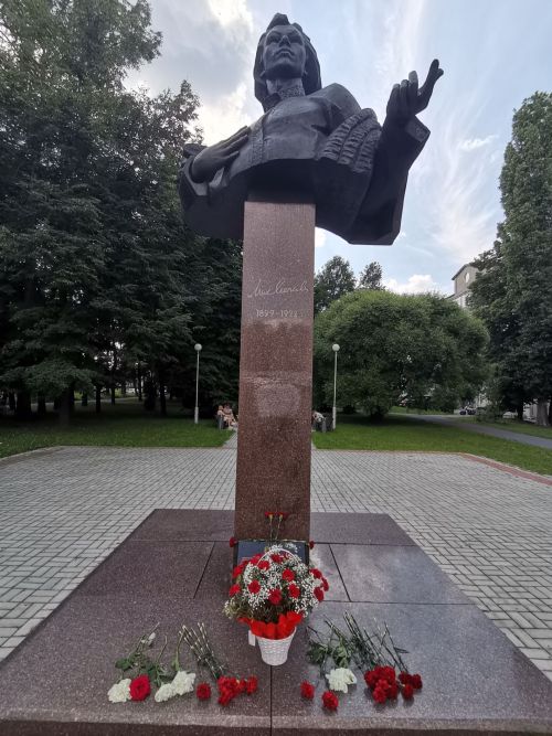 Возложили цветы к памятнику Михаила Сеспеля