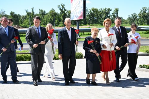 Рустам Минниханов вăрçăра пуç хунă завод ӗçченӗсен палăкӗ умне чечексем хучӗ