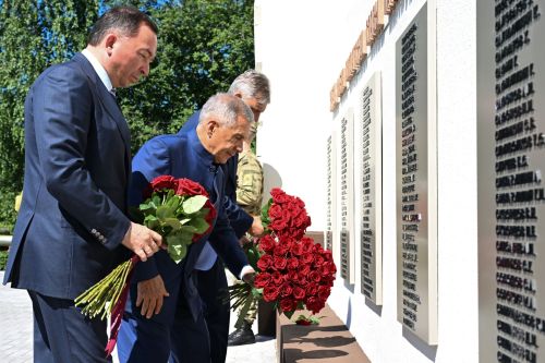 Рустам Минниханов вăрçăра пуç хунă завод ӗçченӗсен палăкӗ умне чечексем хучӗ