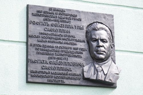 Хусанта Рафгат Сафиуллинăн барельефне уçрӗç