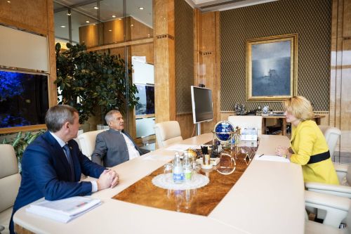Рустам Минниханов Оксана Лутпа тӗл пулнă