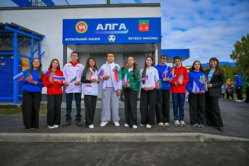 Рустам Минниханов тăватă районта уçăлнă футбол манежӗсене хута янă çӗре хутшăннă