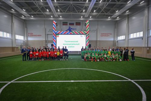 Рустам Минниханов тăватă районта уçăлнă футбол манежӗсене хута янă çӗре хутшăннă