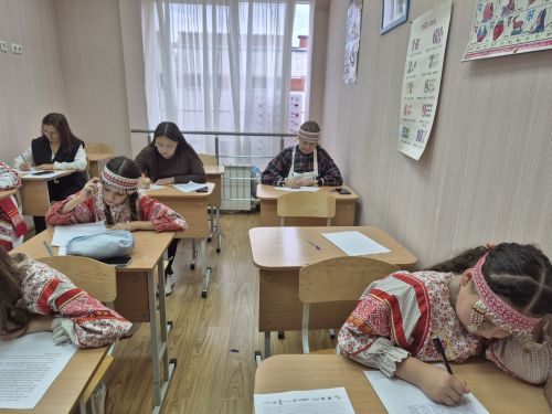 Нумай нациллӗ вырсарни шкулӗнче 22 чӗлхепе диктант çырчӗç