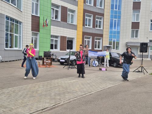 Время быть вместе: как агитбригада превратила выборы в ретро-праздник