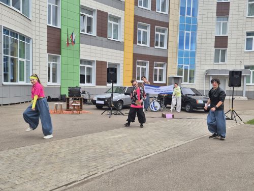 Время быть вместе: как агитбригада превратила выборы в ретро-праздник