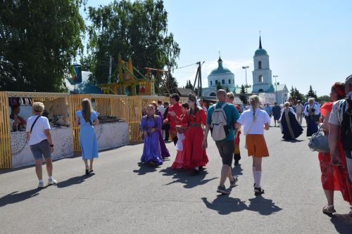 «Каравонра» хӗвелӗ хӗрӳ, çыннисем вӗри, хуçисем ăшă