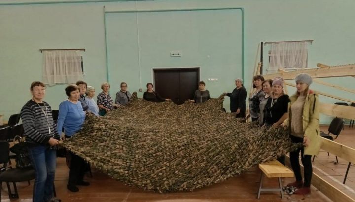 Емелькинсемпе çӗмӗртлӗсем салтаксем валли маскировка сетки çыхаççӗ