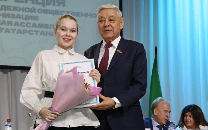 ТР Çамрăксен ассамблейин отчетпа суйлав конференцийӗнче Юлия Еремеевăна Тав хучӗпе чысларӗç