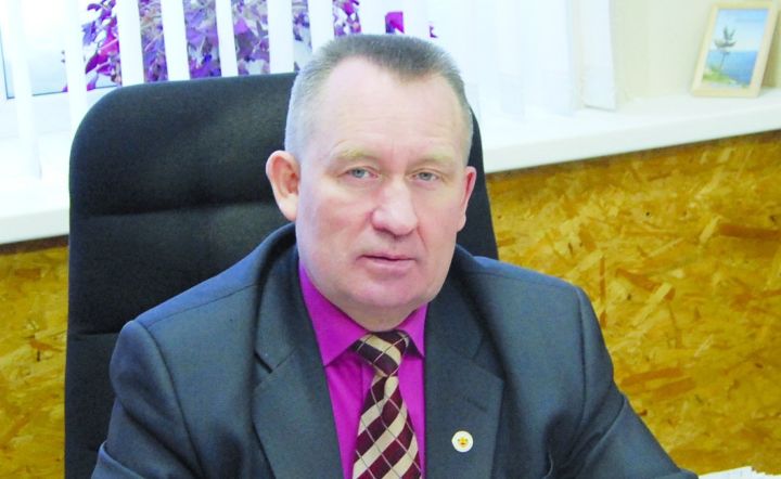 Пушкăртстанри «Урал сасси» хаçатăн коллективӗ тата тӗп редакторӗ Юрий Михайлов «Сувар» хаçата 30 çул тултарнă ятпа саламлани