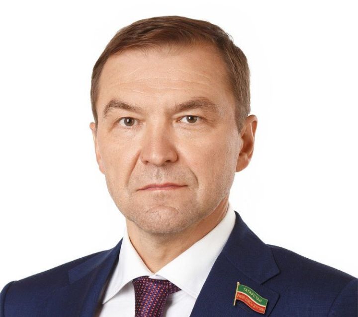 ТР Патшалăх Канашӗн депутачӗ, ТР ЧНКА Канашӗн председателӗ Дмитрий Самаренкин «Сувар» хаçата 30 çул тултарнă ятпа саламлани