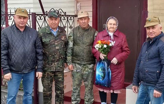 Çӗпрел районӗнчи çар ветеранӗсем салтак амăшӗсене савăнăç парнелеççӗ