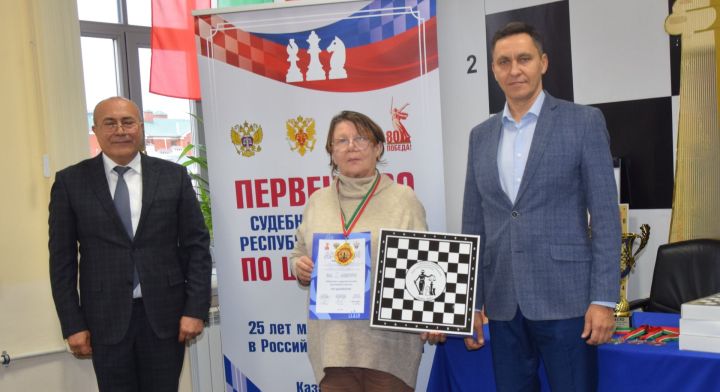Нурлат сучӗн специалисчӗ шахматла выляса мала тухнă