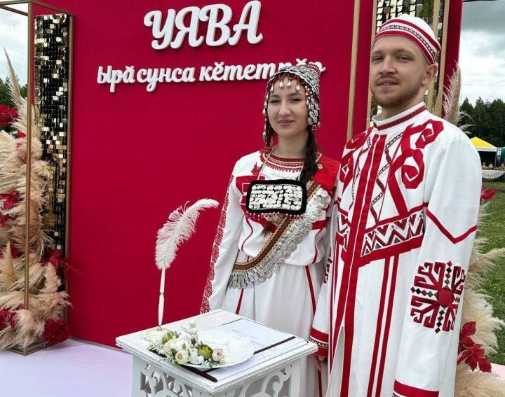 Наци стилӗпе туй ирттерме 80 çемье грант илнӗ