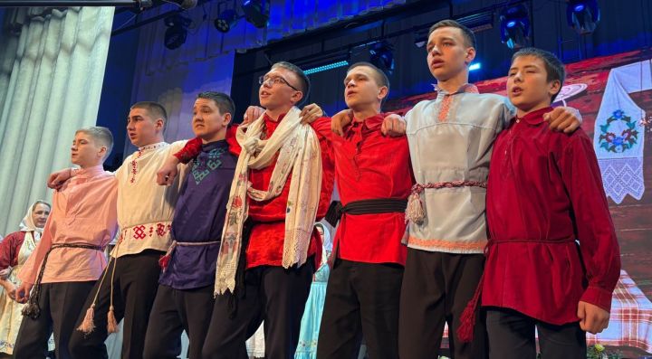 Ыран «Никрут юрри» фестиваль-конкурсăн финалӗнче «Сувар» çырăнакансене парне кӗтет