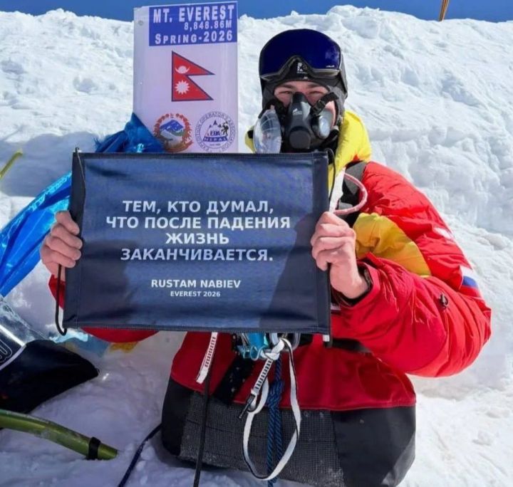 Рустам Набиев Эверест тӑвӗ ҫине алӑ вӗҫҫӗн хӑпарса рекорд лартнӑ