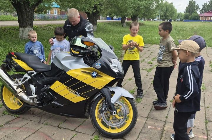 Аксу районӗнчи Кивӗ Тимушкел шкулӗ çумӗнчи çуллахи лагерьте байкерсемпе интереслӗ тӗлпулу иртрӗ