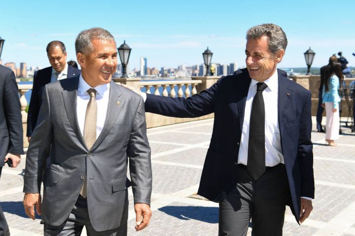 Саркози килни Франци командине пулăшрӗ