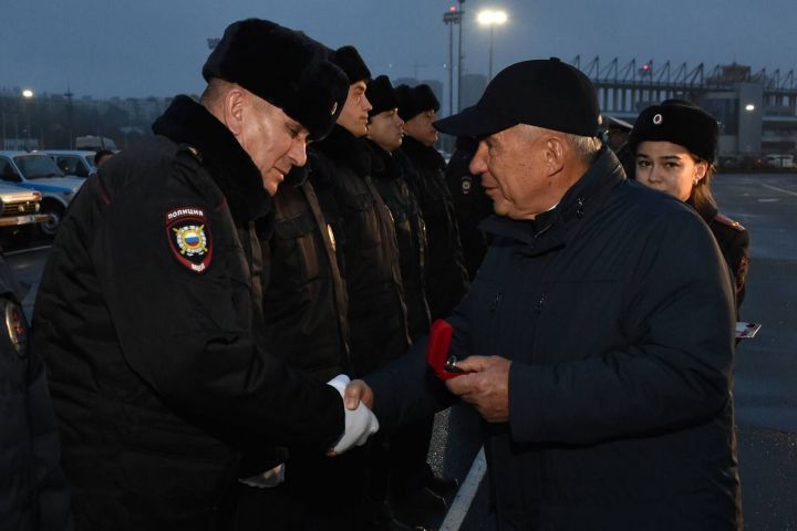 Рустам Минниханов полици участковыйӗсене ӗҫ машинисен уҫҫисене панӑ