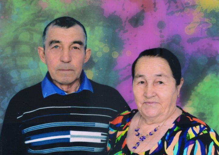 Нина Владимировнăпа Илья Кузьмич КОЖЕМАНОВСЕМ çемье çавăрнăранпа 50 çул çитрӗ