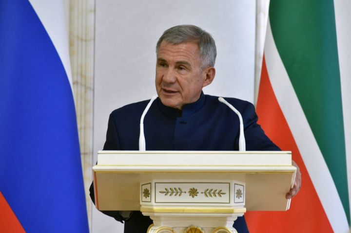 Рустам Минниханов хӗрарăм-педагогсене патшалăх наградисем панă