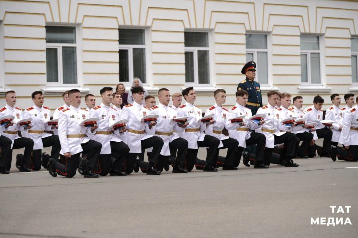 Хусанти Суворов çар училищи 75 çулхи юбилейне паллă тăвать