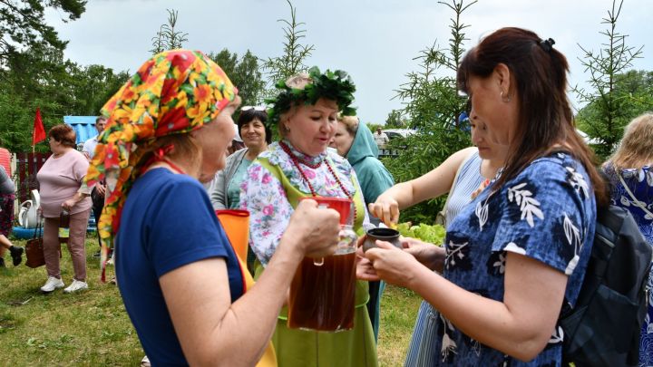 Çак уявăн символӗ – шурă хурăн йывăççи