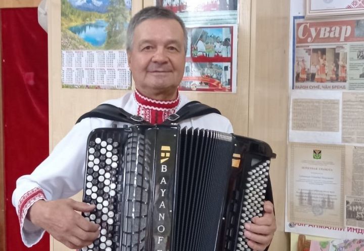 Геннадий Садовникова «Сувар» çӗнӗ юрăсем çырма пулăшать