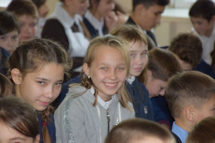 Шкулта ачасем парта та, доска та çăвӗç