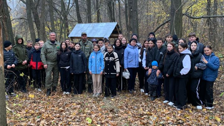 Ешӗлвар шкул ачисем сырăшсене çиме хурса тухрӗç