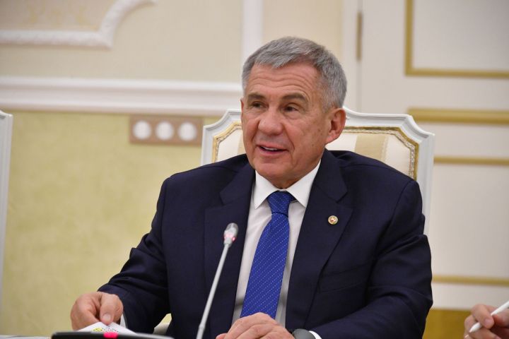 Тутарстан Республикин Раисӗ Рустам Минниханов Пӗтӗм тӗнчери хӗрарăмсен кунӗ ячӗпе саламлани