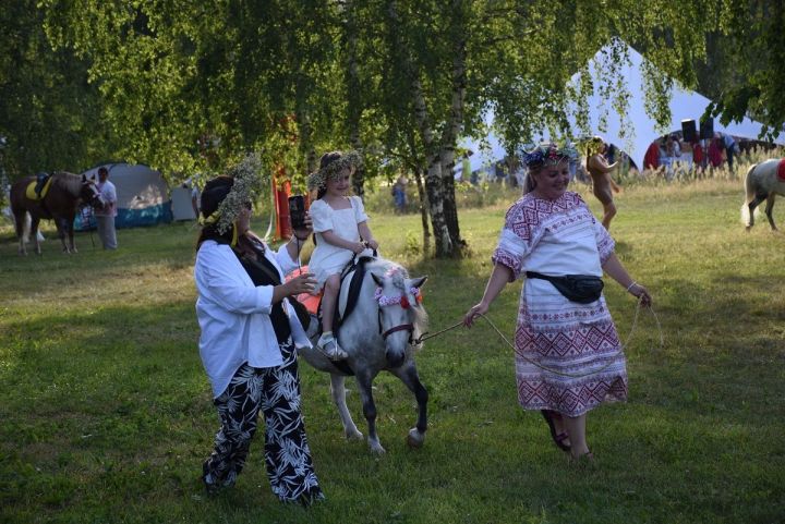 Упасарри чечекне Ешĕлварта кам тупнă?