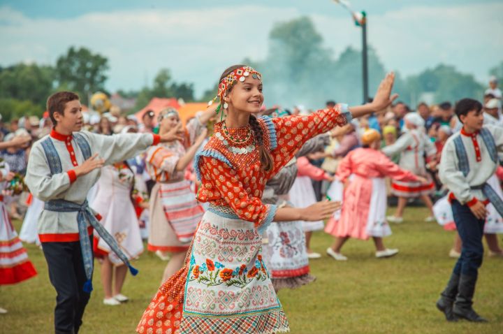 Раççее шалтан аркатма, нацисене пӗр-пӗрнипе хирӗçтерме, нацисемпе тӗнсен хушшинчи çыхăнăва татма пăхни халăхсен хутшăнăвӗсене çирӗплетнӗ кăна