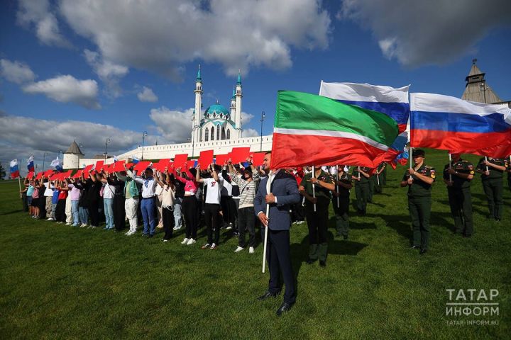 Рустам Минниханов: Раççей ялавӗн кунӗ çӗнӗ çитӗнӳсемпе çӗнтерӳсем тума хавхалантарать