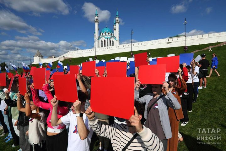 Рустам Минниханов: Раççей ялавӗн кунӗ çӗнӗ çитӗнӳсемпе çӗнтерӳсем тума хавхалантарать