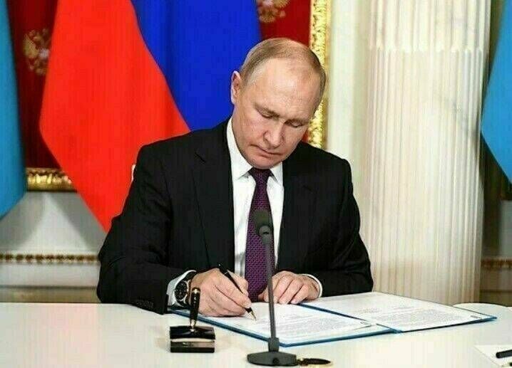 Владимир Путин ветерансемпе тăлăх арăмсене пӗр хутчен 80 пин тенкӗ пама йышăну тунă