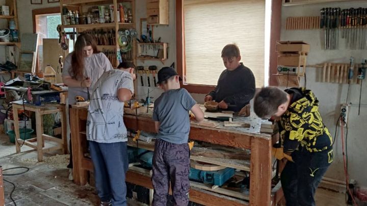 Аксура шкул ачисем йывӑçран касса кӑларас ӑсталӑха алла илеççӗ